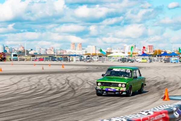 Παρασύρει Αυτοκίνητο Του Φωτεινό Πράσινο Χρώμα Της Ρωσικής Παραγωγής Υψηλή — Φωτογραφία Αρχείου
