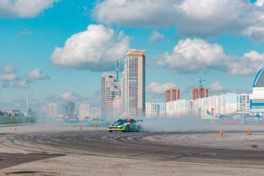 Rus üretimi parlak yeşil renkli araba yüksek hızda sürüklenir