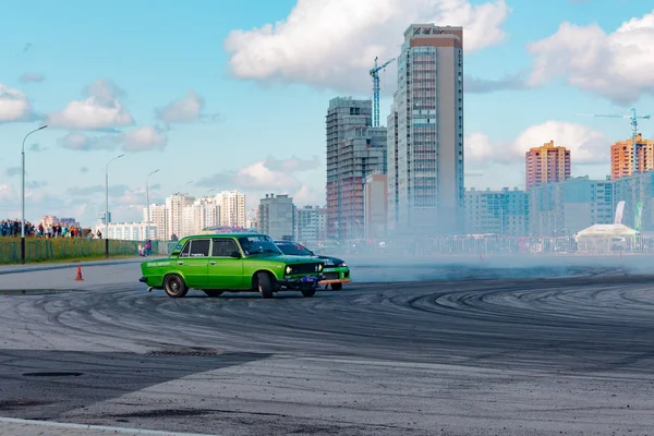 Das Auto Der Hellgrünen Farbe Der Russischen Produktion Driftet Mit — Stockfoto