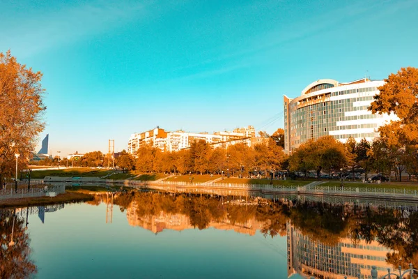 Şehir Gölet Güz Sarı Turuncu Yapraklarla Kaplı Ağaçlar Yansıtılır Mavi — Stok fotoğraf