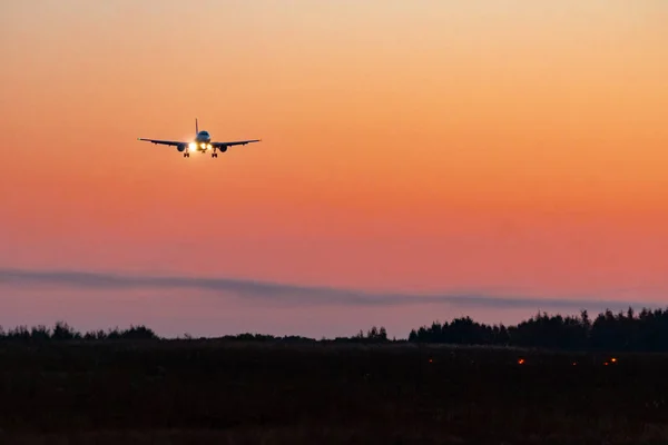 Αεροπλάνο Προσγειώνεται Στο Διάδρομο Στην Ανατολή Του Ηλίου Υψηλή Ταχύτητα — Φωτογραφία Αρχείου
