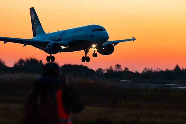 Bei Sonnenaufgang Landet Das Flugzeug Mit Hoher Geschwindigkeit Auf Der — Stockfoto