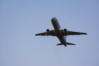 Uçak yüksek hızda şafakta çıkartıyor. Pist fotoğraf. Havaalanı Khabarovsk-Novy Uhhh, Rusya. Sukhoi Superjet 100-95b.