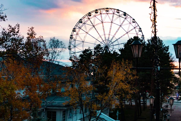 Pôr do sol no aterro do rio Amur em Khabarovsk. Rússia . — Fotografia de Stock