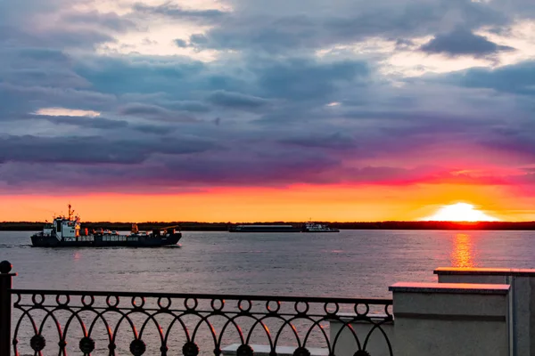 Sonnenuntergang am Ufer des Flusses Amur in Chabarowsk. Russland. — Stockfoto