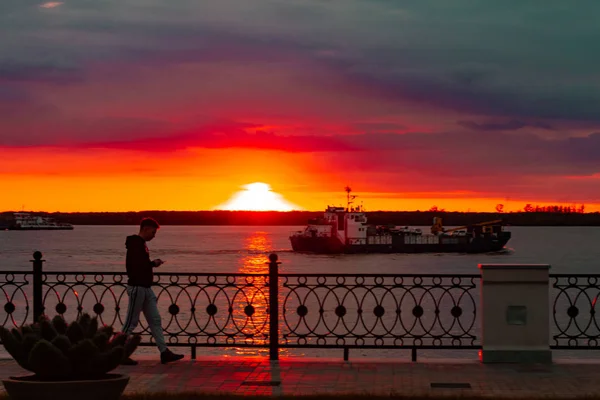 Jabárovsk, Rusia - 07 de octubre de 2018: Puesta de sol en el dique del río Amur en Jabárovsk. Rusia . — Foto de Stock