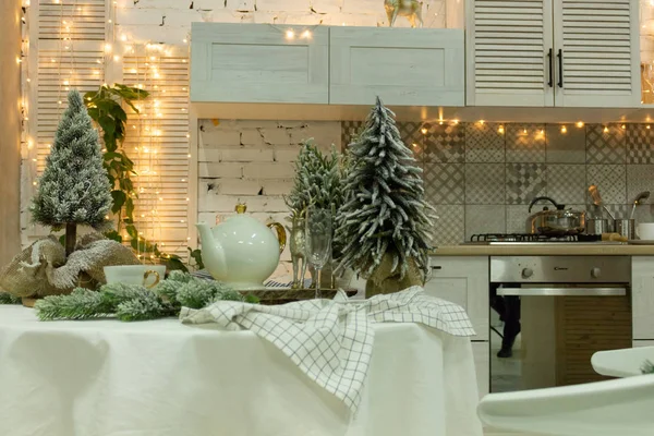 Cozinha decorada para o ano novo — Fotografia de Stock