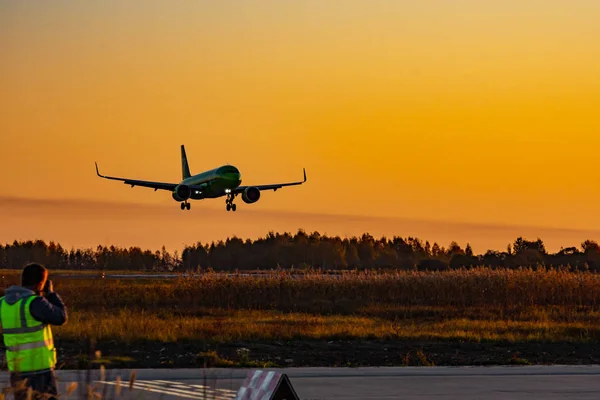 Αεροπλάνο Προσγειώνεται Στο Διάδρομο Στην Ανατολή Του Ηλίου Υψηλή Ταχύτητα — Φωτογραφία Αρχείου
