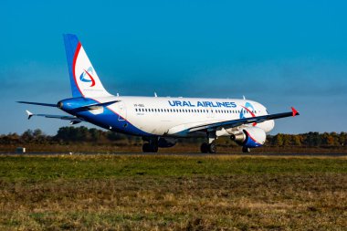 Uçak piste taksiler. Kalkışa hazırlanıyor. Havaalanı Khabarovsk yeni Uhhh, Rusya. Airbus A319-111.