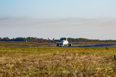 Uçak yüksek hızda şafakta çıkartıyor. Pist fotoğraf. Havaalanı Khabarovsk-Novy Uhhh, Rusya. Airbus A320 .