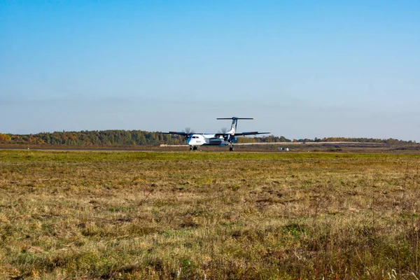 Letadlo Přistane Dráze Úsvitu Při Vysoké Rychlosti Letiště Khabarovsk Novy — Stock fotografie