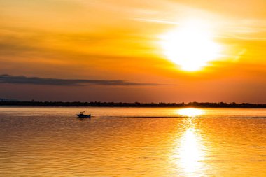 Amur Nehri setin Habarovsk, Rusya'nın on Sunset.