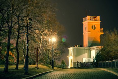 Habarovsk şehir ünlü dönüm noktası. Taş bina geceleri.