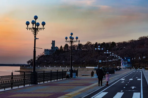 Pôr do sol no dique do rio Amur em Khabarovsk, Rússia . — Fotografia de Stock