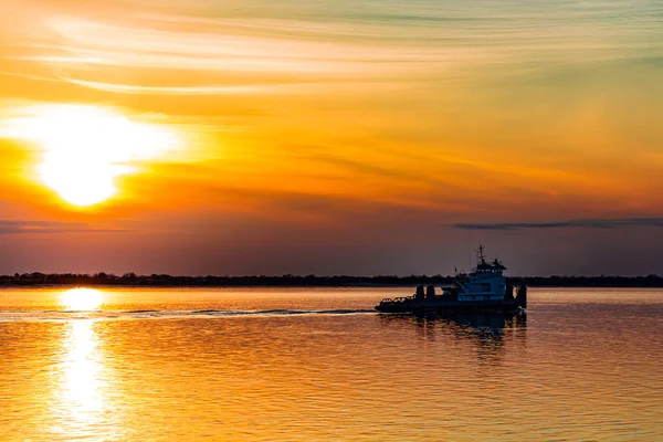 Puesta de sol en el terraplén del río Amur en Jabárovsk, Rusia . — Foto de Stock