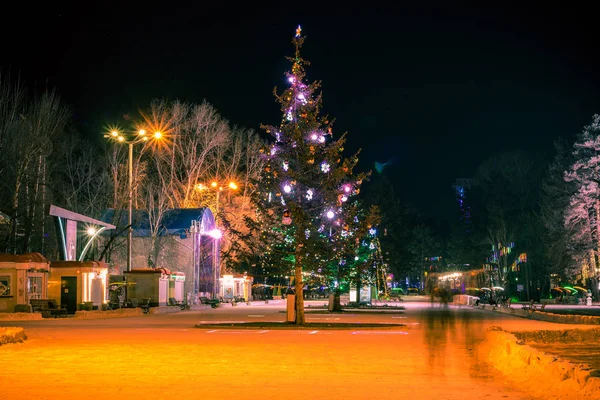 밤에 하 바로 프 스크에서 아무르 강 제방에서 스케이트 링크 링크에서 크리스마스 나무. — 스톡 사진