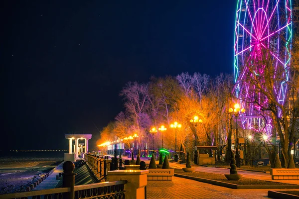 哈巴罗夫斯克阿穆尔河畔的摩天轮。俄罗斯. — 图库照片