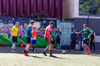 Rusya, Khabarovsk - 25 Ağustos 2018: sokak yerli oynarken futbol. Genç çocuklar futbol yeşil çimenlerin üzerinde oynamak.