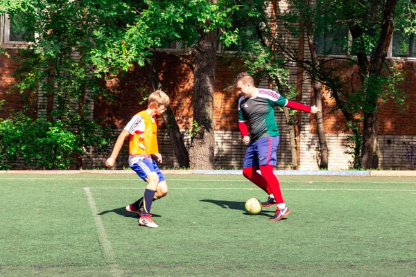 Russia Khabarovsk Aug 2018 Street Domestic Playing Soccer Young Guys — Stock Photo, Image