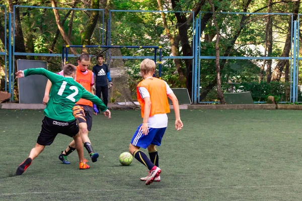 Rosja Khabarovsk Sierpień 2018 Ulica Krajowych Grających Piłkę Młodzi Faceci — Zdjęcie stockowe