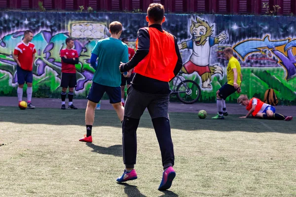 Rusia Khabarovsk Ago 2018 Calle Doméstica Jugando Fútbol Chicos Jóvenes —  Fotos de Stock