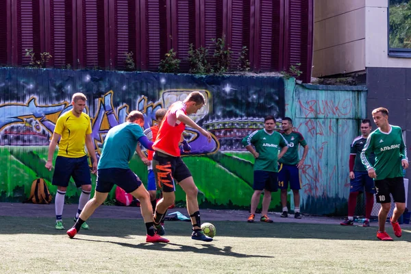 Rusia Khabarovsk Ago 2018 Calle Doméstica Jugando Fútbol Chicos Jóvenes —  Fotos de Stock