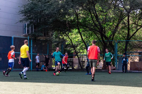 Rusia Khabarovsk Ago 2018 Calle Doméstica Jugando Fútbol Chicos Jóvenes —  Fotos de Stock