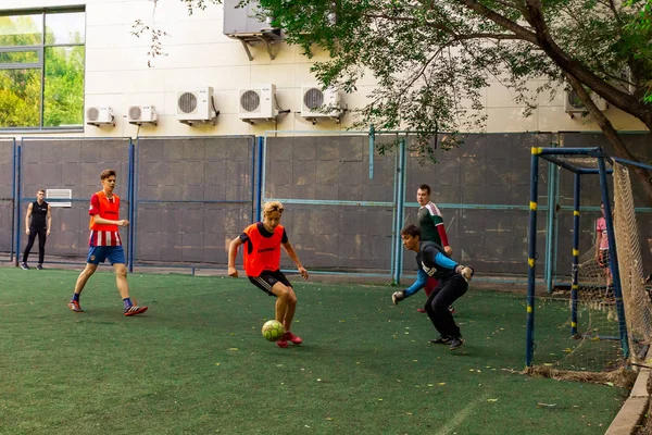 Rússia Khabarovsk Agosto 2018 Rua Doméstica Jogando Futebol Jovens Jogam — Fotografia de Stock