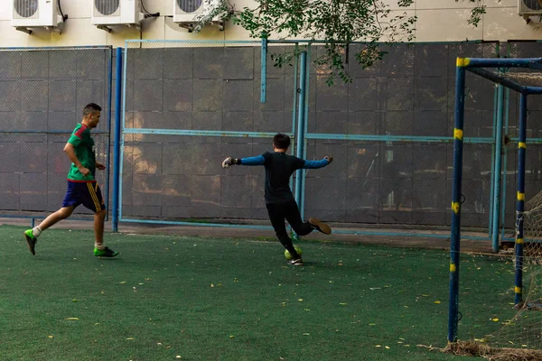 Rússia Khabarovsk Agosto 2018 Rua Doméstica Jogando Futebol Jovens Jogam — Fotografia de Stock