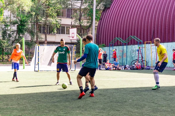 俄罗斯 哈巴罗夫斯克 2018年8月25日 街头家庭踢足球 年轻人在绿草上踢足球 — 图库照片