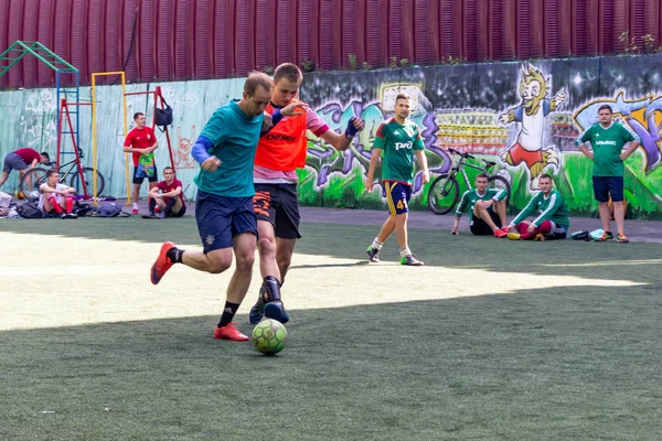 Rosja Khabarovsk Sierpień 2018 Ulica Krajowych Grających Piłkę Młodzi Faceci — Zdjęcie stockowe