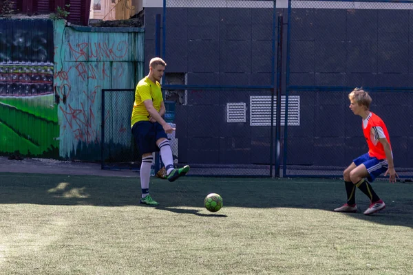 ロシア ハバロフスク 2018 通り国内サッカーをして遊ぶ 若い男は緑の草にサッカーします — ストック写真