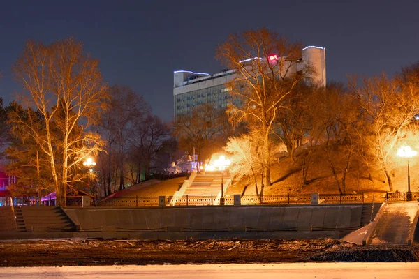 Vista della città di Khabarovsk dal fiume Amur. Fiume ghiacciato. Hotel Intourist . — Foto Stock