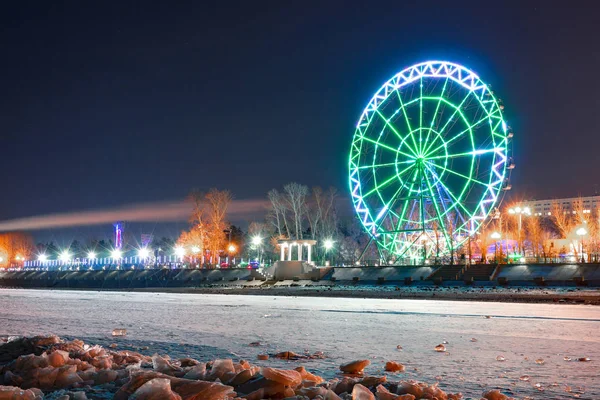 View of the city of Khabarovsk from the Amur river. Ferris wheel. — Stock Photo, Image