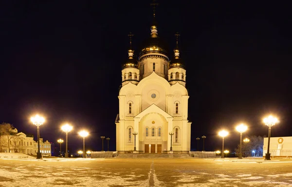 Catedral de Spaso-Preobrazhensky em Khabarovsk à noite . — Fotografia de Stock