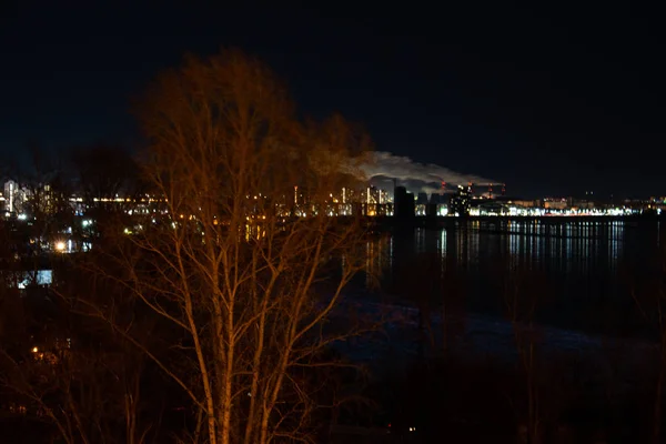 Вид на город Хабаровск с реки Амур. Холодная река . — стоковое фото