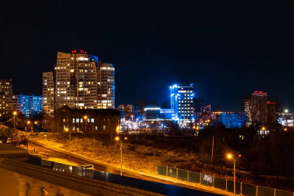 Vue du soir de la ville de Khabarovsk en hiver. Paysage urbain . — Photo