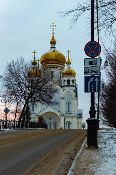 Habarovsk, Rusya - 30 Aralık 2018: Spaso-Preobrazhensky Katedrali Khabarovsk gecenin içinde. — Stok fotoğraf
