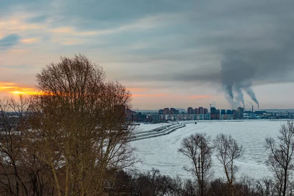 Утренний вид на город Хабаровск зимой. Городской пейзаж . — стоковое фото