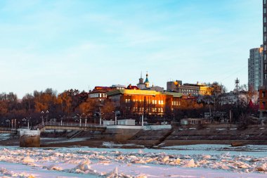 Habarovsk şehir donmuş Amur Nehri orta görünümünü. Ufukta fabrikalar.