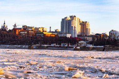 Habarovsk şehir donmuş Amur Nehri orta görünümünü. Ufukta fabrikalar.