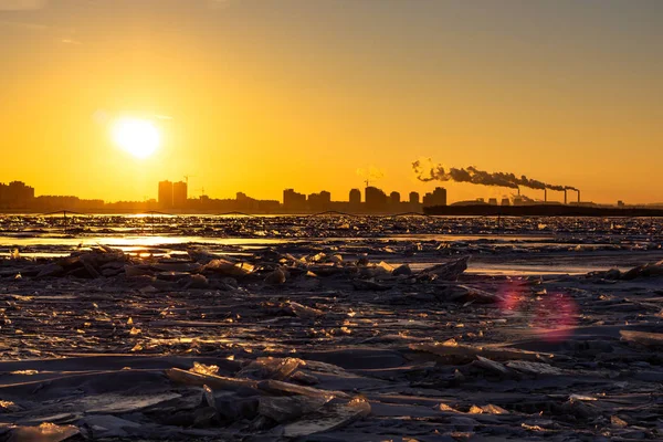 Вид Город Хабаровск Середины Замерзшей Реки Амур Фабрики Горизонте — стоковое фото