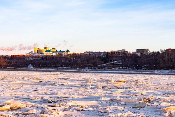 Vista Cidade Khabarovsk Meio Rio Amur Congelado Fábricas Horizonte — Fotografia de Stock