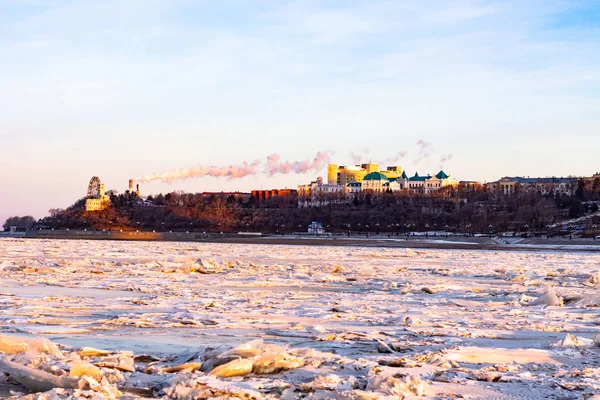 Вид Город Хабаровск Середины Замерзшей Реки Амур Фабрики Горизонте — стоковое фото