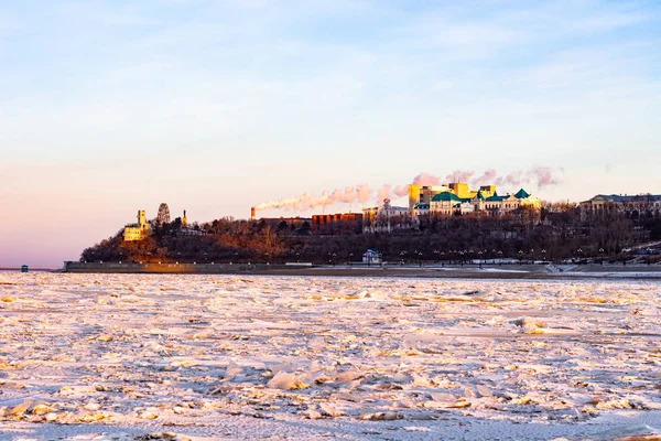 Över Staden Khabarovsk Från Mitten Floden Amur Frysta Fabriker Horisonten — Stockfoto