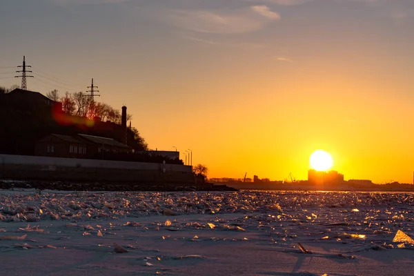 ハバロフスク市内の凍ったアムール川の中央からの眺め 地平線上の工場 — ストック写真