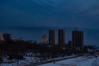 Güzel gün batımı Khabarovsk Amur Nehri üzerinde. Kış. Donmuş nehir. İnsanlar buz üzerinde yürümek.