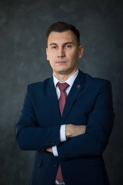 Modern ofis binası iç, başarılı erkek Banka çalışanlarının kopyalama alanı alanı metni ile poz lüks takım elbise giymiş kollarında genç akıllı adam avukat ile ayakta portresi geçti