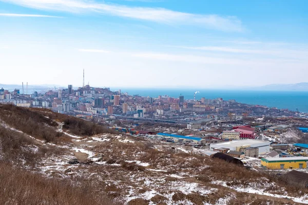 Vladivostok, Rusya-24 Mart, 2019: tepede görünüm buzdolabı