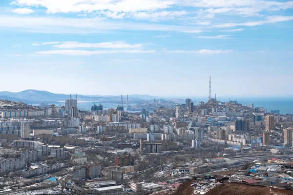 Władywostok, Rosja-24 marca, 2019: widok z wzgórza lodówka — Zdjęcie stockowe